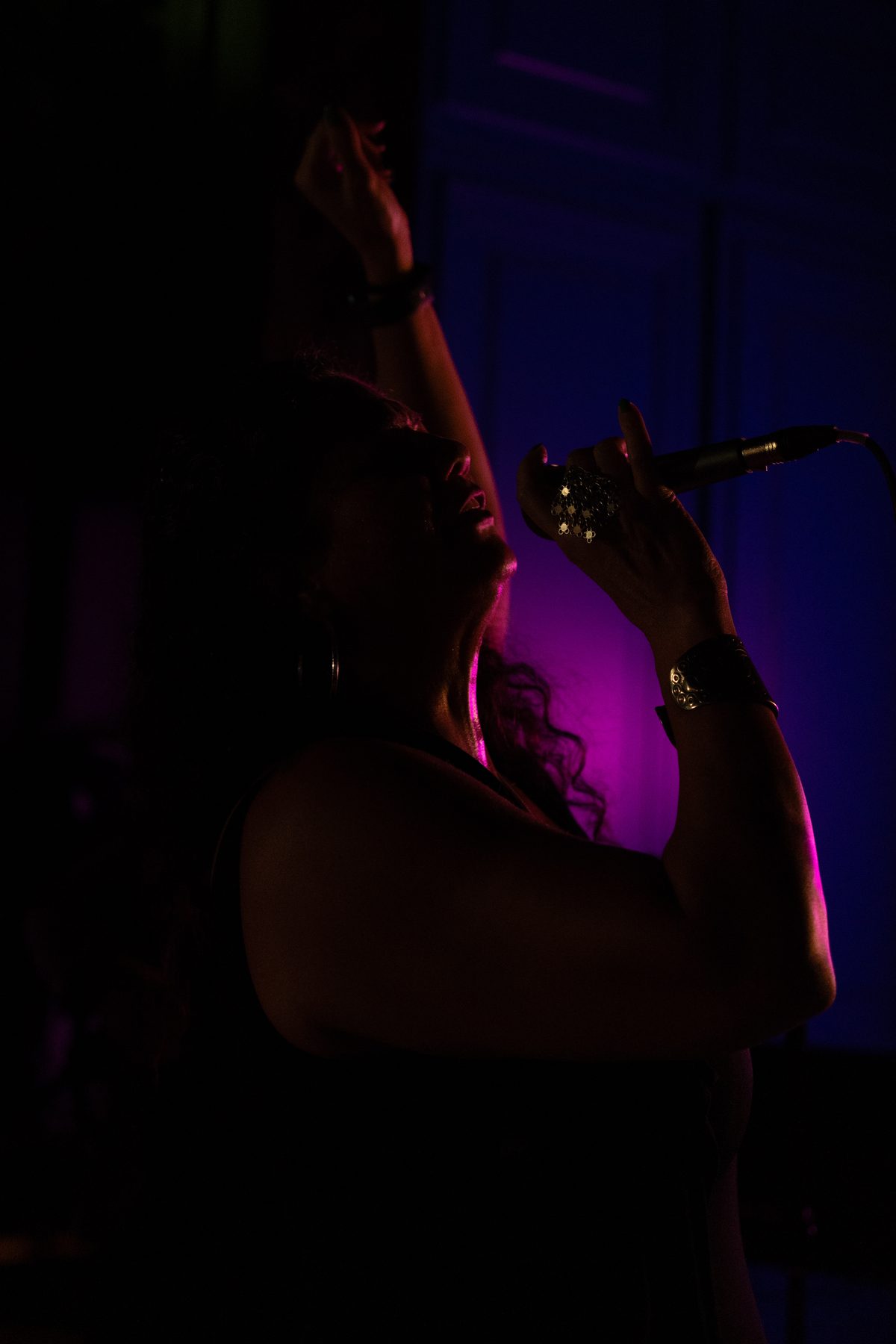 Rouba Zeidan singing, lit in violet